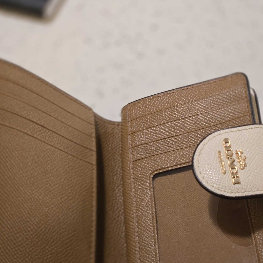 Coach Mediun Zip Wallet - Picture 4 of 4